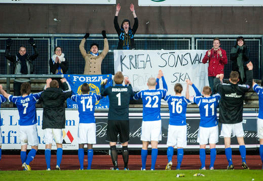 En liten men glad GIF Sundsvall-klack jublar