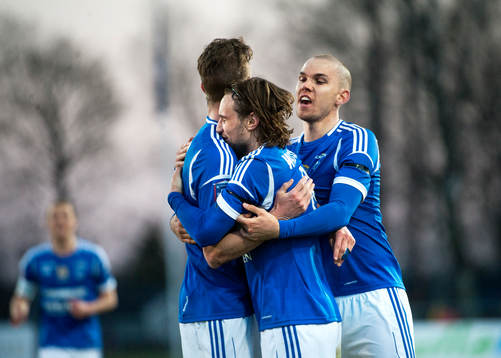 Johan Eklund kramar om Kevin Walker som stod för assist