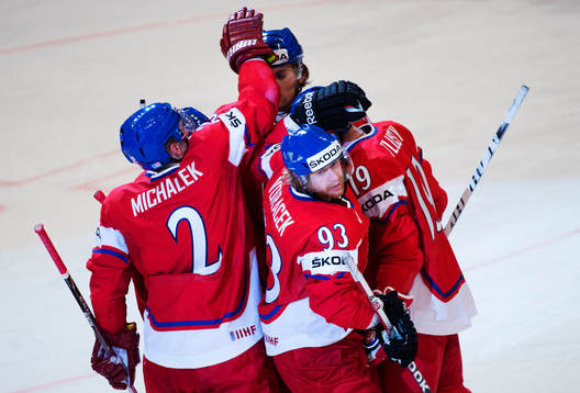 Tjeckiens Jakub Voracek (närmast i bild) gratuleras till