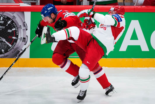 Tjeckiens Jiri Hudler och Vitrysslands Yevgeni Solomonov i