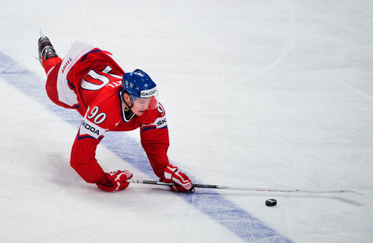 Tjeckiens Tomas Hertl faller i matchen mellan Tjeckien och