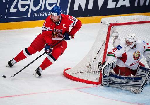 Tjeckiens Jiri Novotny utmanar Vitrysslands målvakt Vitali