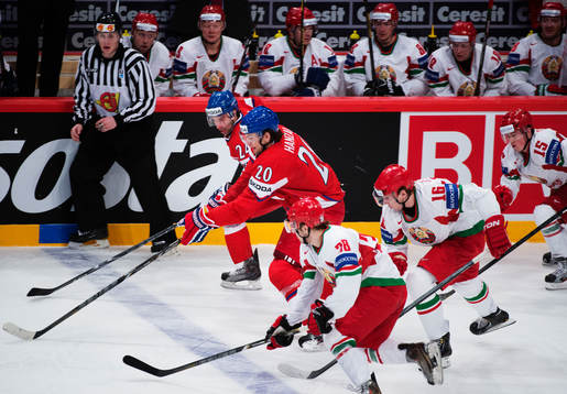 Tjeckiens Zbynek Irgl och Martin Hanzal anfaller i matchen