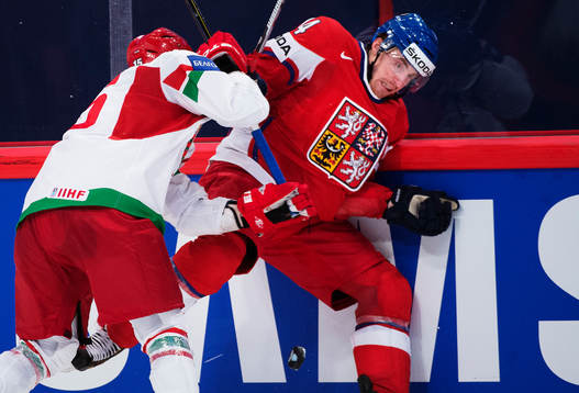 Vitrysslands Artyom Demkov tacklar Tjeckiens Tomas