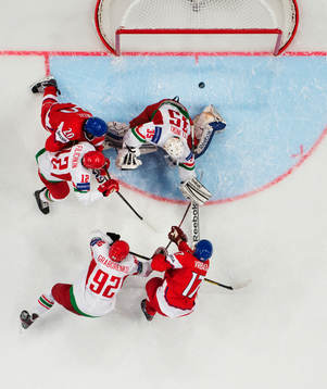 Tjeckiens Radim Vrbata skjuter in 2-0 bakom Vitrysslands