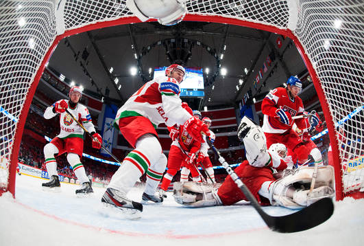 Vitrysslands Artyom Demkov (m) och målvakt Vitali Belinski