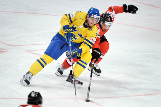 Sveriges Gabriel Landeskog och Schweiz Eric Blum i duell om