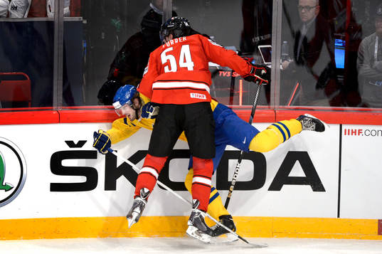 Sveriges Niklas Persson tacklas av Schweiz Philippe Furrer