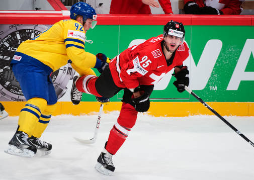 Sveriges Gabriel Landeskog tacklar Schweiz Julian Walker i