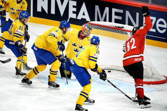 De svenska spelarna ser 0-2 pucken gå in bakom Jacob