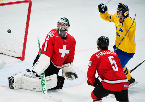 Sveriges Niklas Persson (h) jublar när 1-2-pucken går in