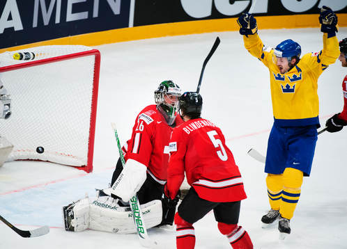 Sveriges Niklas Persson (h) jublar när 1-2-pucken går in