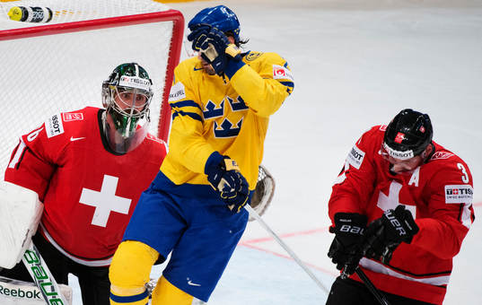 Sveriges Niklas Persson (m) täcker ansiktet i matchen