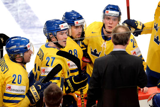 Sveriges förbundskapten Pär Mårts instruerar spelarna