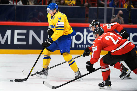 Sveriges Loui Eriksson utmanas av Schweiz Nino Niederreiter