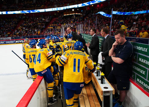 Sveriges förbundskapten Pär Mårts tar en timeout i