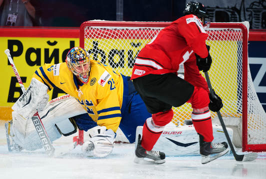 Sveriges målvakt Jacob Markström räddar ett friläge