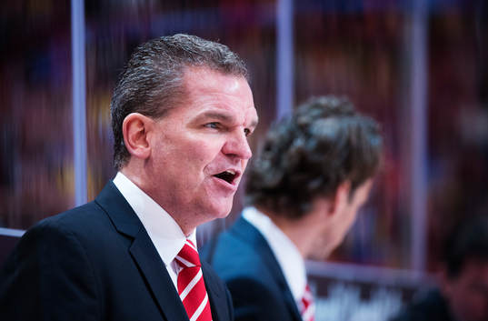 Schweiz förbundskapten Sean Simpson i matchen mellan