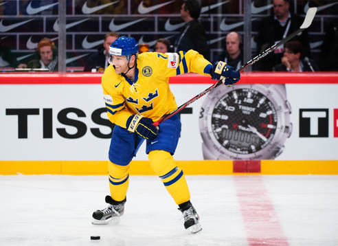 Henrik Tallinder skjuter i matchen mellan Sverige och