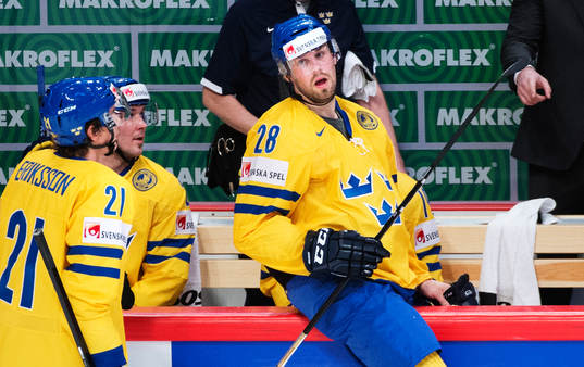 Dick Axelsson (h) i matchen mellan Sverige och Schweiz