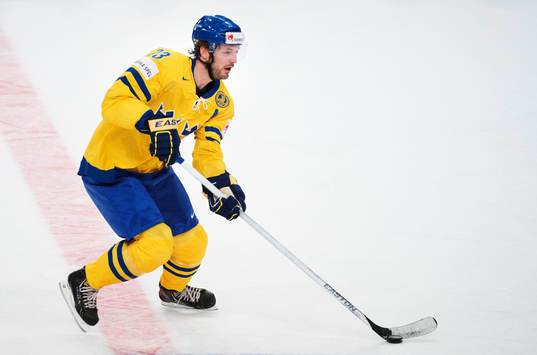 Niklas Persson för pucken i matchen mellan Sverige och