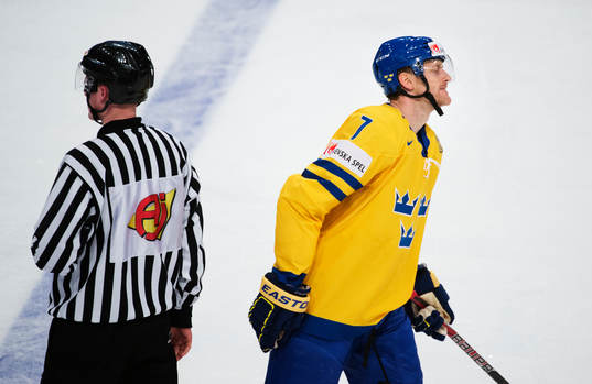 Henrik Tallinder visar känslor i samband med ett domslut i