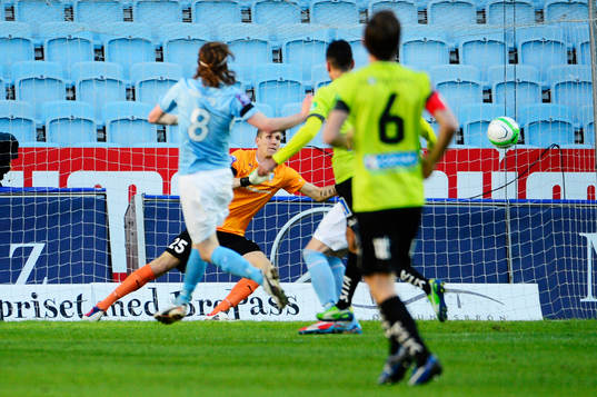 Robin Olsen, Malmö FF, ser bollen från Imad Khalili, IFK