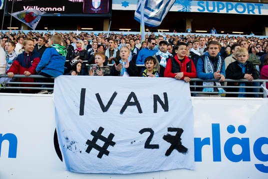 Ivan Turina, målvakt, AIK, hyllas med en banderroll
