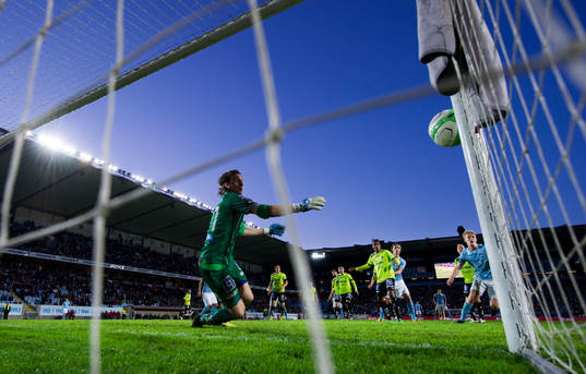 David Mitov Nilsson, målvakt IFK Norrköping, ser bollen