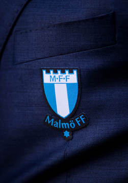 Malmö FFs klubbemblem sitter broderat på en kavaj