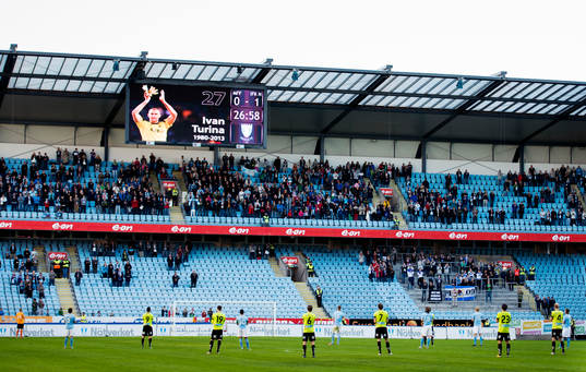 Ivan Turina, målvakt, AIK, hedras av publiken och spelarna