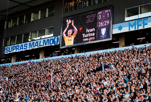 Ivan Turina, målvakt, AIK, hedras av publiken och spelarna
