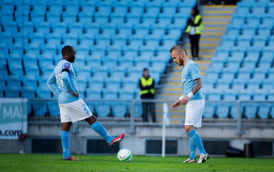 Tokelo Rantie och Magnus Eriksson, Malmö FF, gör avspark