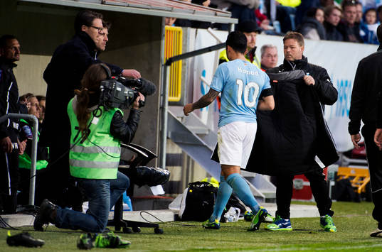 lagkapten Jiloan Hamad, Malmö FF, byts ut av Rikard