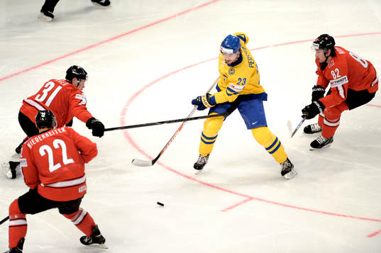 Niklas Persson, Sverige i kamp om pucken med Mathias Seger,
