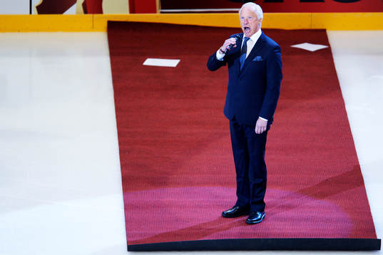 Loa Falkman sjunger nationalsången