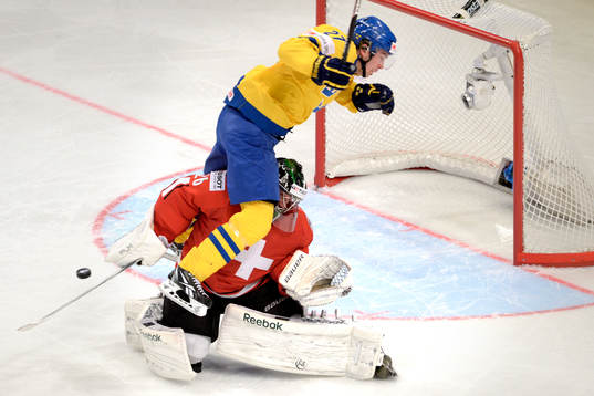 Jimmie Ericsson, Sverige, ramlar över Martin Gerber,
