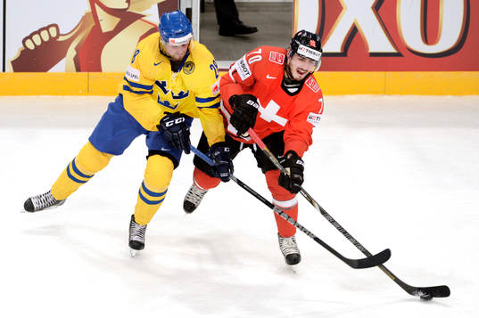 Dick Axelsson, Sverige i kamp om pucken med Denis