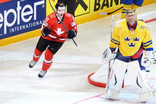 Julian Walker jublar medan Jacob Markström, målvakt,