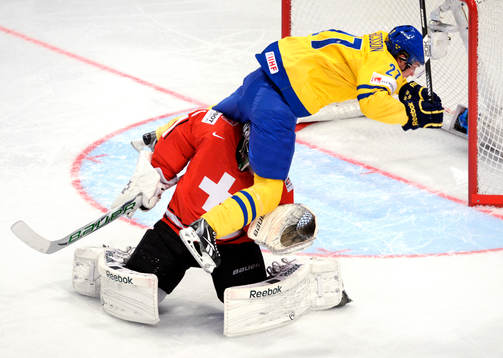 Jimmie Ericsson, Sverige, ramlar över Martin Gerber,