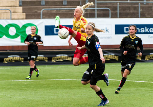 Caroline Seger, Tyresö, försöker nå bollen bredvid