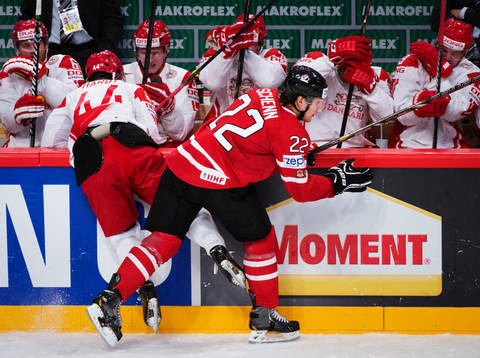 Danmarks Nichlas Hardt blir tacklad av Kanadas Luke Schenn