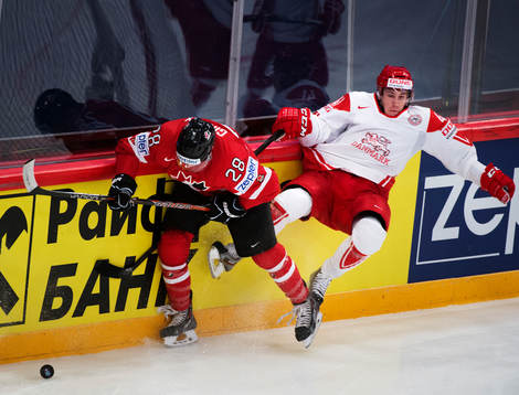 Kanadas Claude Giroux tacklar Danmarks Jesper B Jensen i