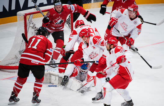 Kanadas Jordan Staal och Ryan O'Reilly oroar framför