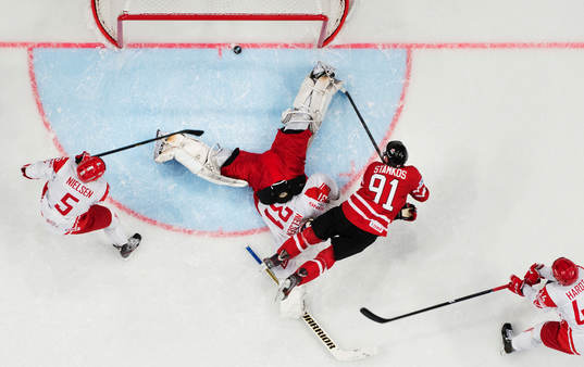 Kanadas Steven Stamkos gör 2-1 bakom Danmarks målvakt