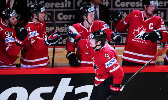 Kanadas Matt Duchene gratuleras till sitt 1-1-mål i