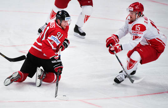 Kanadas Steven Stamkos knästår och försöker kontrollera