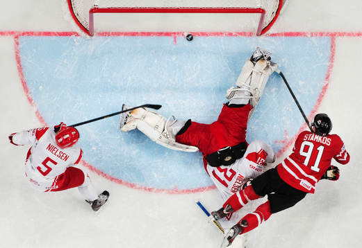 Kanadas Steven Stamkos gör 2-1 bakom Danmarks målvakt