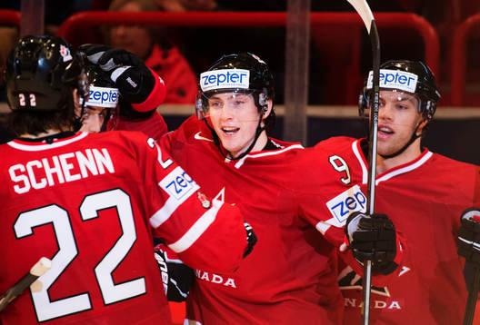 Kanadas Matt Duchene (mitten) gratuleras av sina lagkamrater