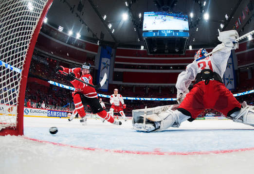 Kanadas Matt Duchene skjuter in 3-1 bakom Danmarks målvakt